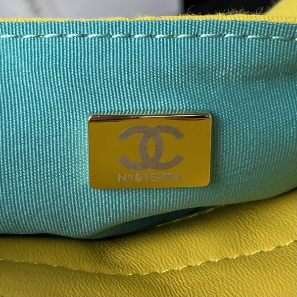  Handbag  Chanel AS3710  size  17×19×6 cm