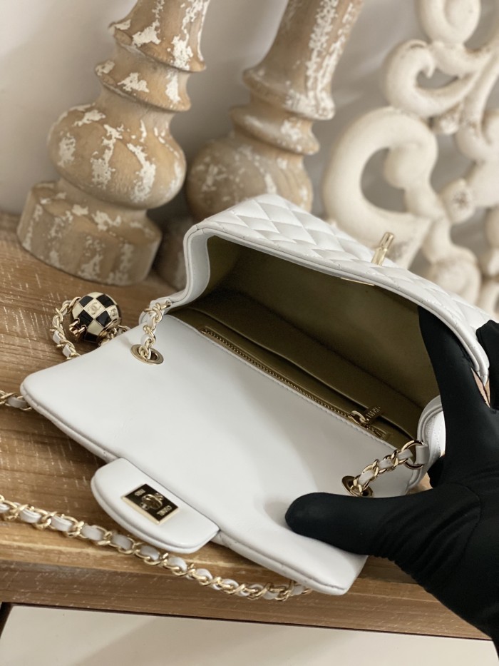 Handbag  Chanel  size  18*7*13  cm