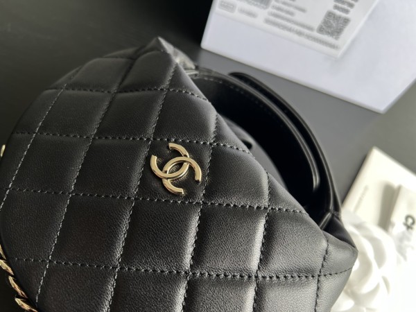  Handbag   Chanel  size  16cmx16cmx5.5 cm