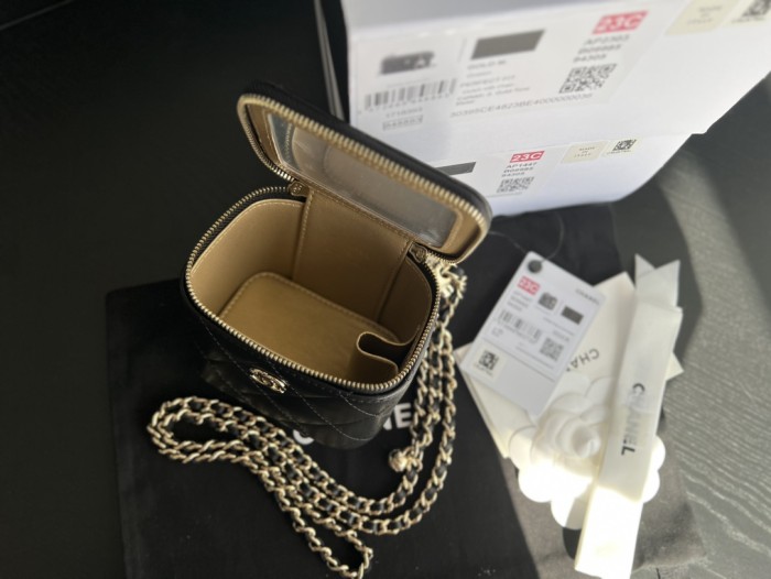 Handbag  Chanel  A1447  size  8.5cmx11cmx7 cm