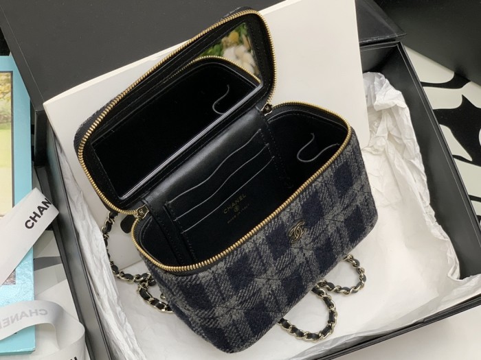  Handbag Chanel  size 10*17*8* cm