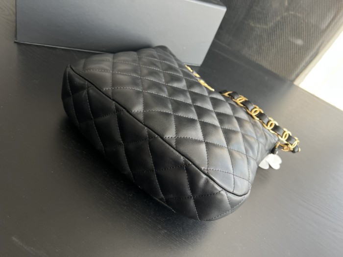  Handbag  Chanel  3561  size  28cmx22cm7 cm