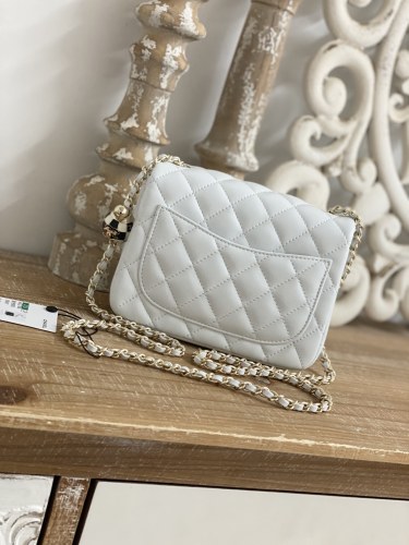 Handbag  Chanel  size  18*7*13  cm