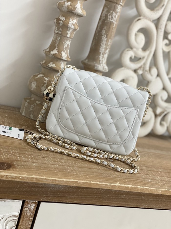 Handbag  Chanel  size  18*7*13  cm