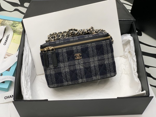  Handbag Chanel  size 10*17*8* cm