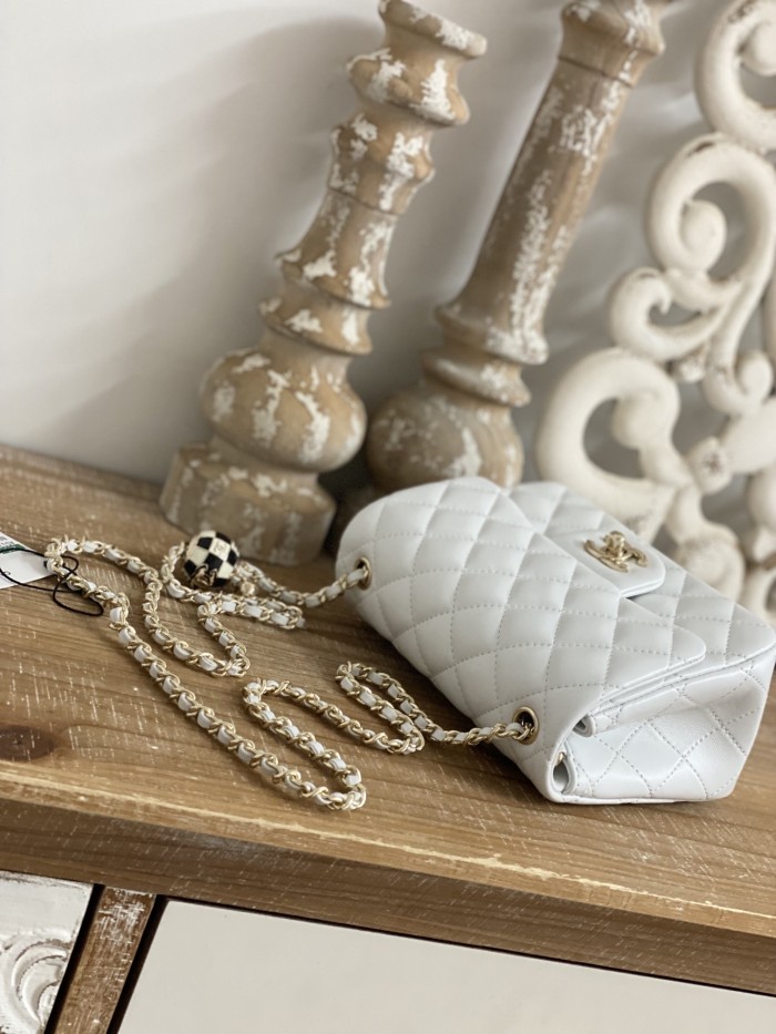 Handbag  Chanel  size  18*7*13  cm