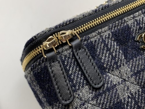  Handbag Chanel  size 10*17*8* cm