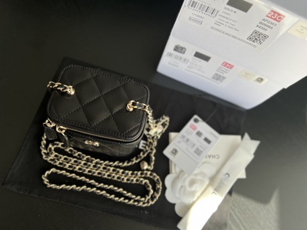 Handbag  Chanel  A1447  size  8.5cmx11cmx7 cm