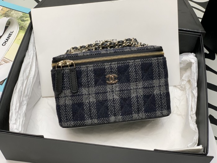  Handbag Chanel  size 10*17*8* cm