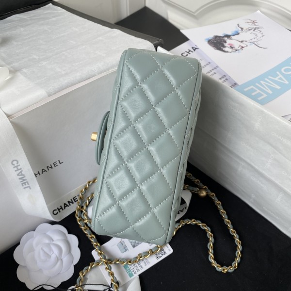  Handbag  Chanel  size  17 cm