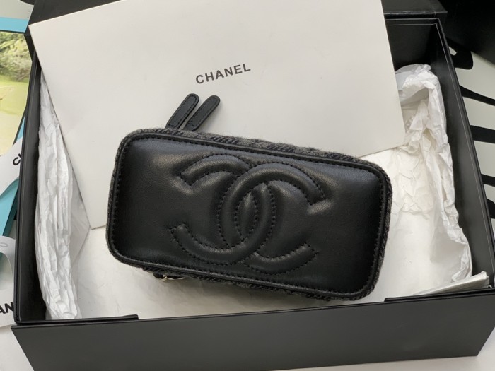 Handbag Chanel  size 10*17*8* cm
