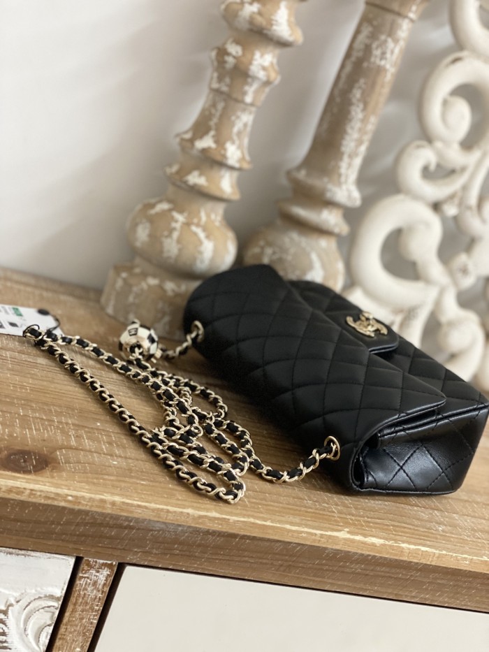 Handbag  Chanel size  20*7*13  cm