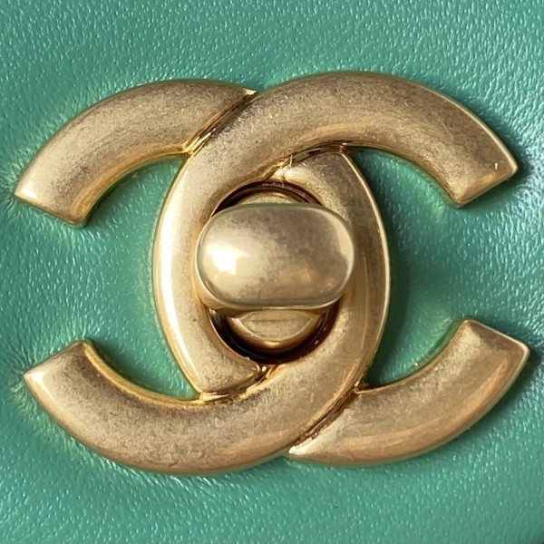 Handbag  Chanel   size  17 cm