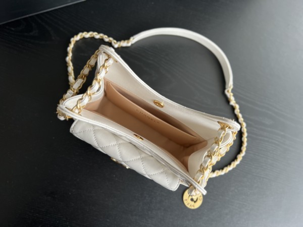  Handbag   Chanel AS3710 size 17cmx19cm6 cm 