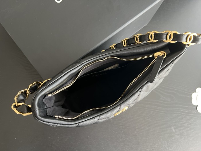  Handbag  Chanel  3561  size  28cmx22cm7 cm