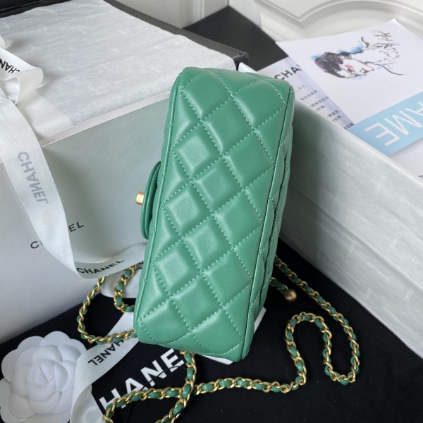 Handbag  Chanel   size  17 cm