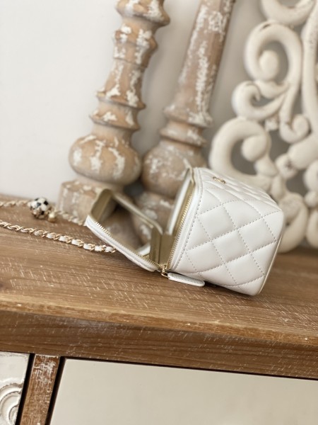 Handbag  Chanel  81242  size 17 cm