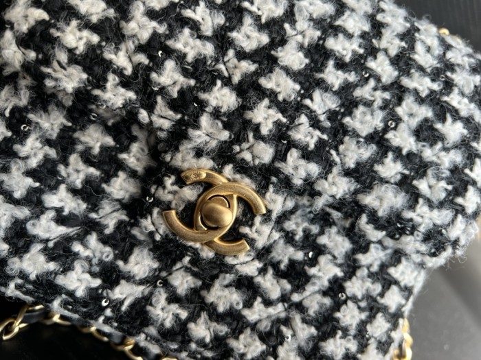  Handbag   Chanel  AS3546  size 17cmx14.5cmx7 cm