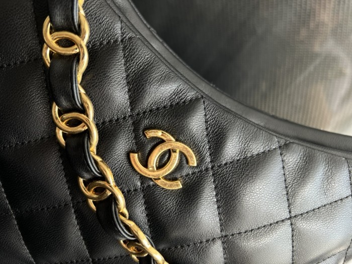  Handbag  Chanel  3561  size  28cmx22cm7 cm