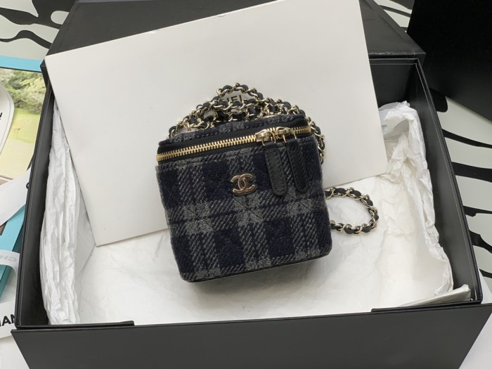  Handbag Chanel size 8.5*11*7* cm