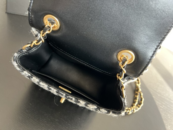  Handbag   Chanel  AS3546  size 17cmx14.5cmx7 cm