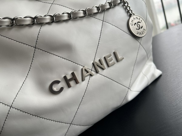  Handbag   Chanel  size  39cmx42cmx8 cm