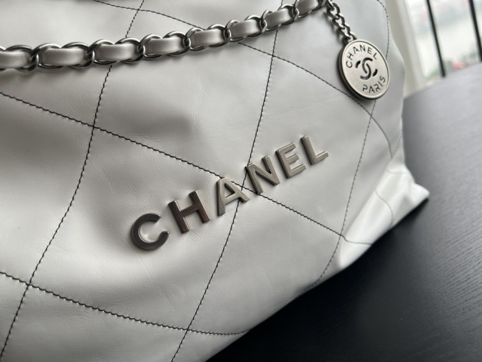  Handbag   Chanel  size  39cmx42cmx8 cm