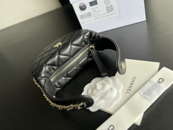 Handbag   Chanel  size  16cmx16cmx5.5 cm
