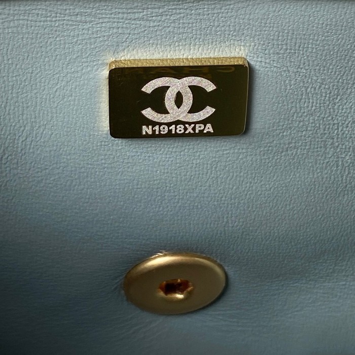  Handbag  Chanel  size  17 cm