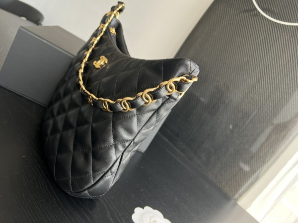  Handbag  Chanel  3561  size  28cmx22cm7 cm