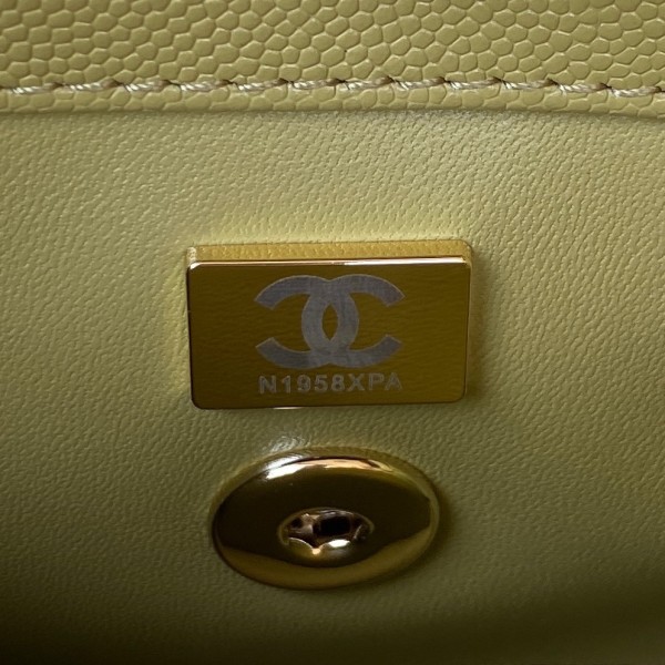  Handbag   Chanel  92990  size  23 cm