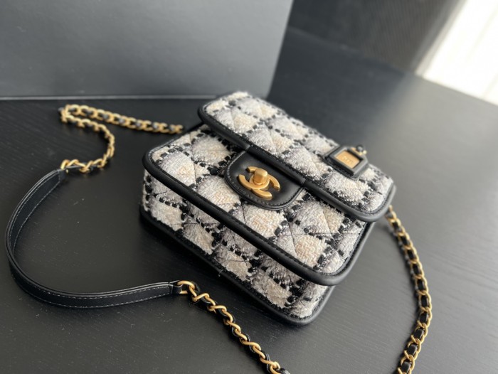 Handbag Chanel  AS3652  size  20cmx17cm6 cm