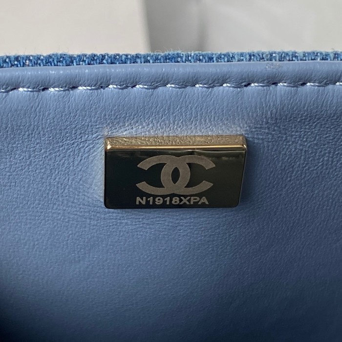  Handbag Chanel  size 25 cm