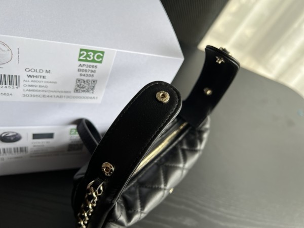  Handbag   Chanel  size  16cmx16cmx5.5 cm