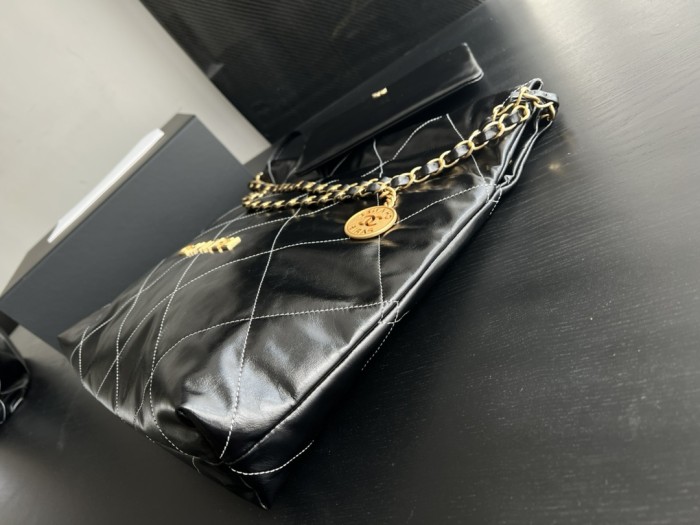 Handbag Chanel  size 39cmx42cmx8 cm