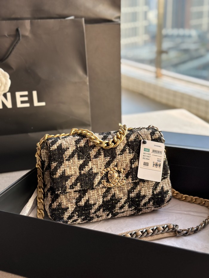 Handbag   Chanel  AS1161  size 30 CM