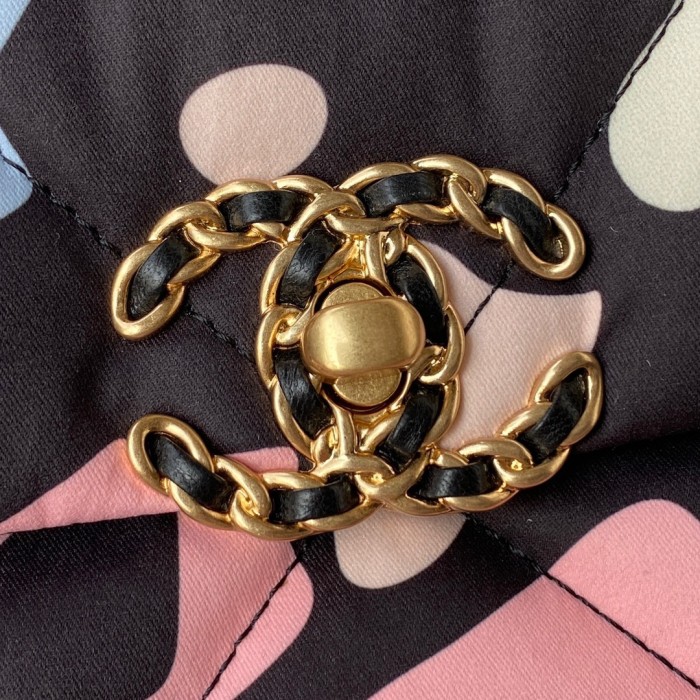  Handbag   Chanel  size  26/30 cm