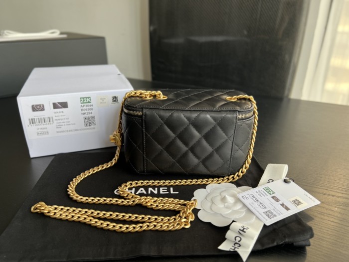 Handbag   Chanel AP3044  size  17cmx9.5cmx8 cm