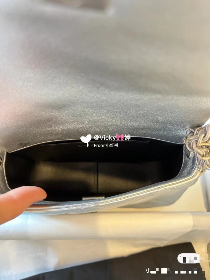 Handbag   Chanel  size 18 cm