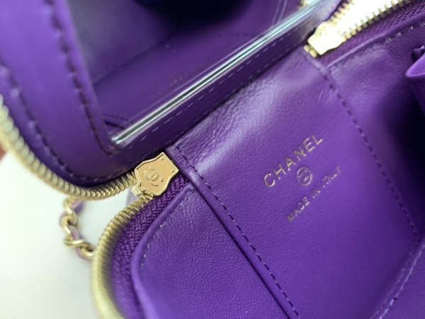  Handbag   Chanel  size  8.5*11*7* cm