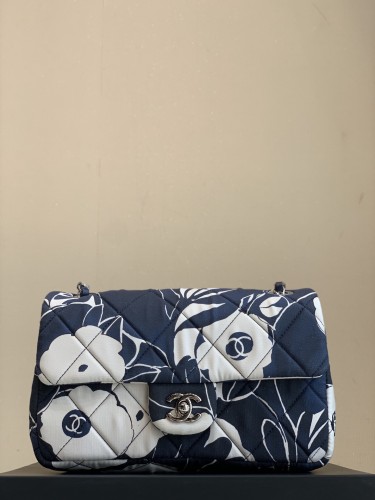  Handbag   Chanel  size 23×14×5.5 cm