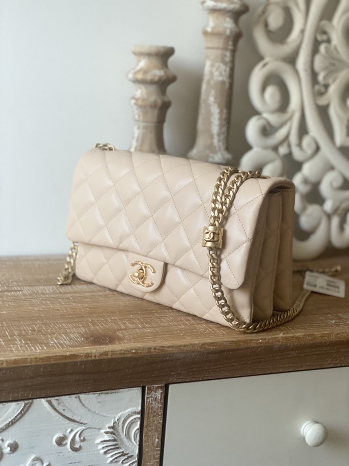 Handbag   Chanel  AS3609  size  16x25x10 cm