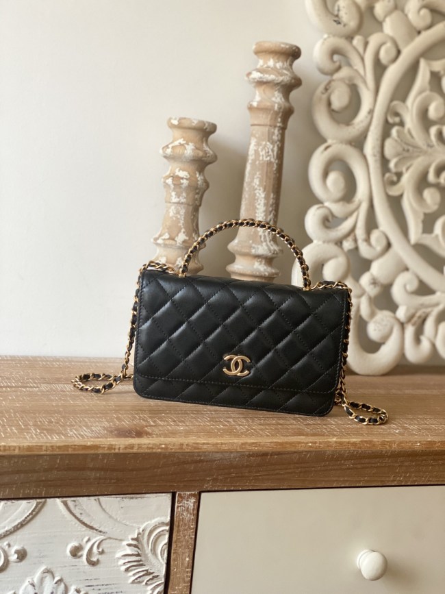 Handbag   Chanel 81229  size  19 cm