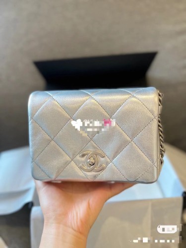 Handbag   Chanel  size 18 cm