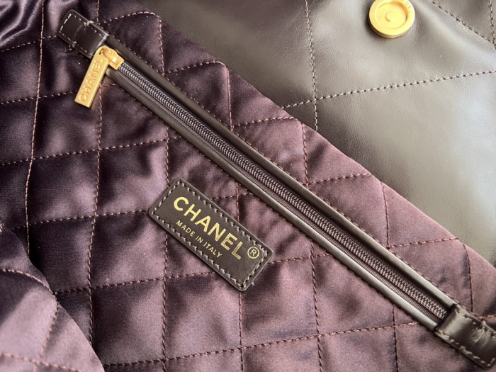 Handbag   Chanel  size  39cmx42cmx8 cm