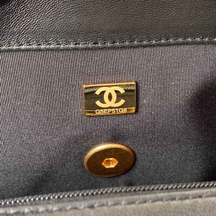  Handbag   Chanel  size  26/30 cm