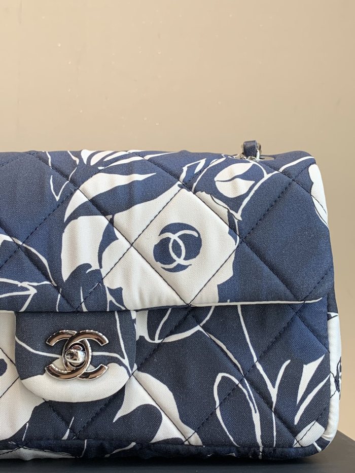  Handbag   Chanel  size 23×14×5.5 cm