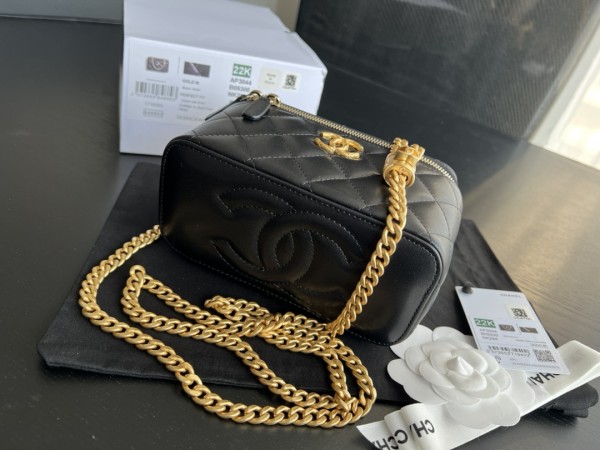 Handbag   Chanel AP3044  size  17cmx9.5cmx8 cm