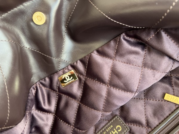 Handbag   Chanel  size  39cmx42cmx8 cm