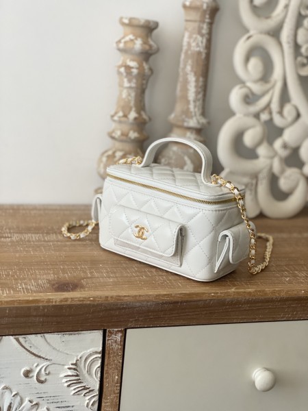  Handbag   Chanel  68112  size 10*17*8.5 cm